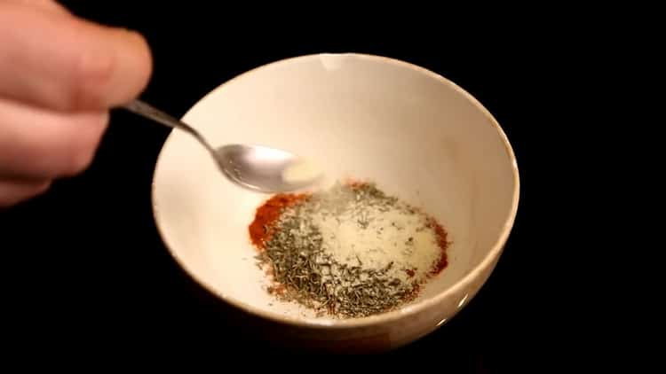 Chcete-li vařit rýži s kuřetem v troubě, připravte koření