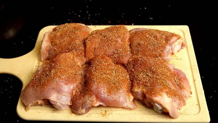 Pro vaření rýže s kuřecím masem v troubě marinujte maso