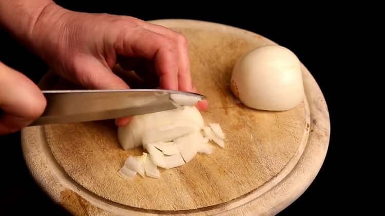 Pro vaření rýže s kuřecím masem v troubě nasekejte zeleninu