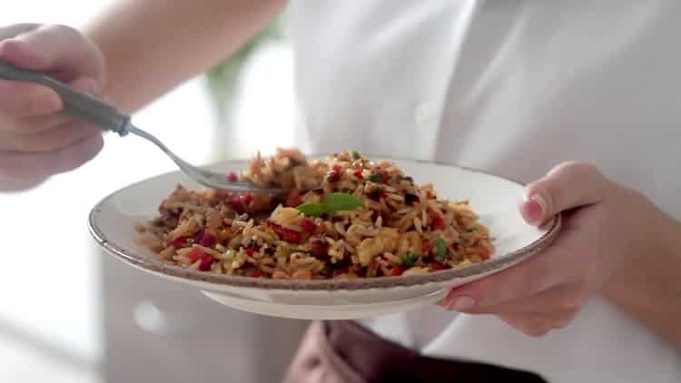le riz aux légumes et au poulet est prêt