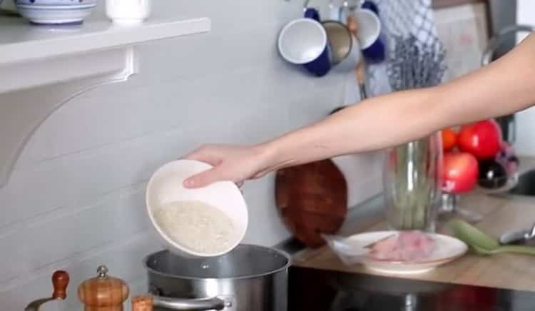 Pour préparer du riz avec des légumes et du poulet, préparez les ingrédients