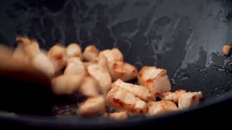 Faire cuire le riz avec des légumes, faire frire les légumes