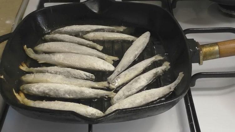 Stek fisken för att förbereda smältan