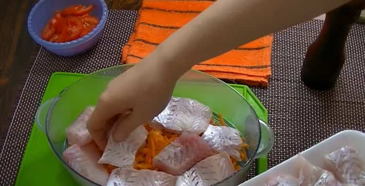 Til madlavning af fisk i en dobbeltkedel. læg fiskene på gulerødderne