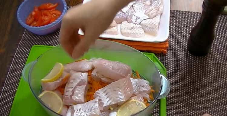 Til madlavning af fisk i en dobbeltkedel. læg citron