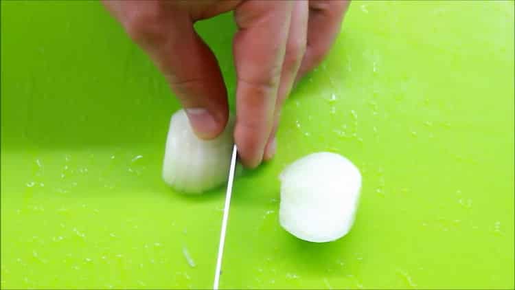 לבישול דגים ברוטב שמנת קוצצים את הבצל