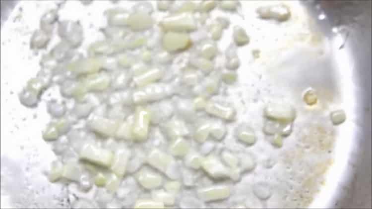 לבישול דגים ברוטב שמנת, מטגנים את הבצל