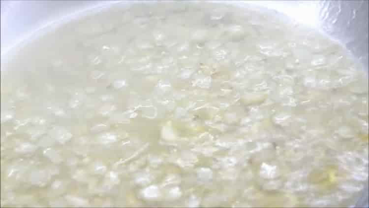 להכנת דגים ברוטב שמנת, הוסף יין