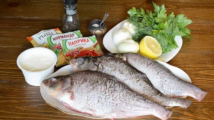 Para cozinhar peixe com creme de leite no forno, prepare os ingredientes