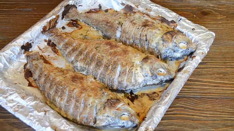 Para cozinhar peixe com creme de leite no forno, pré-aqueça o forno