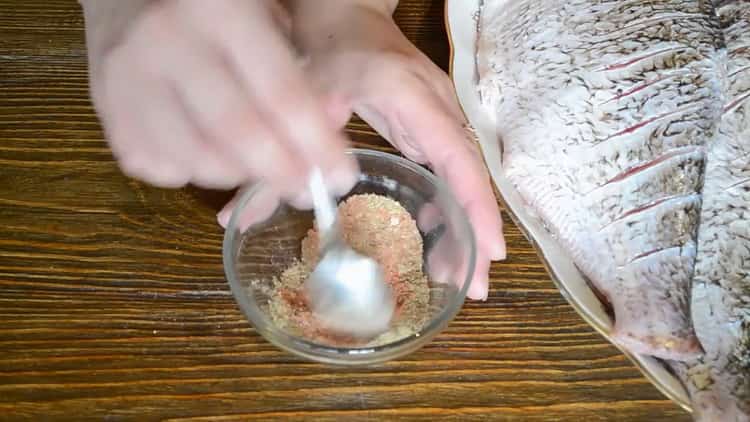 Para cozinhar peixe com creme de leite no forno, prepare temperos