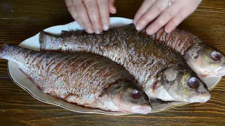 Para cozinhar peixe com creme de leite no forno, cubra o peixe
