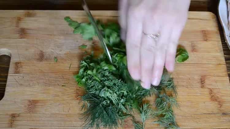 Para cozinhar peixe com creme de leite no forno, corte as verduras