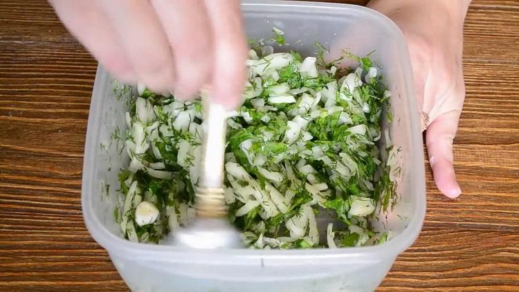 Para cozinhar peixe com creme de leite no forno, misture os ingredientes