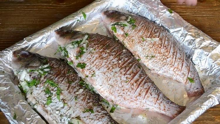 Para cozinhar o peixe com creme de leite no forno, coloque os ingredientes em uma assadeira