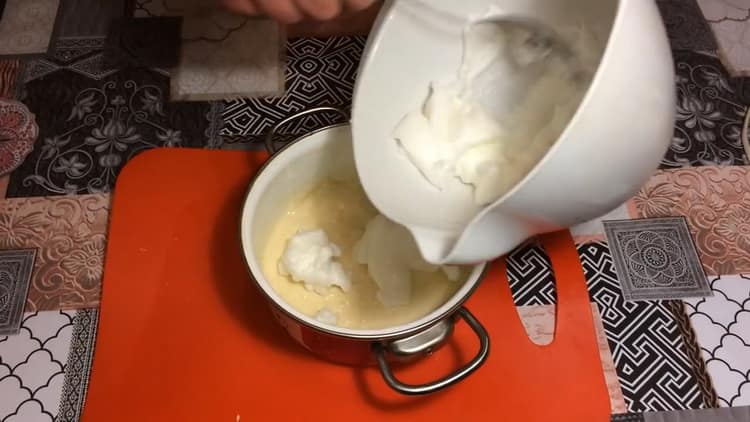 מוסיפים את החלבון לבלילה כדי לבשל את הדג בבצק.