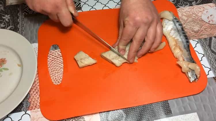 כדי לבשל דגים בבצק, חותכים את הדג