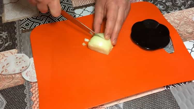 לבישול דגים בבצק קוצצים את הבצל