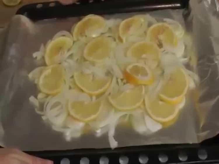 Para preparar el pescado carbonizado, prepare los ingredientes.