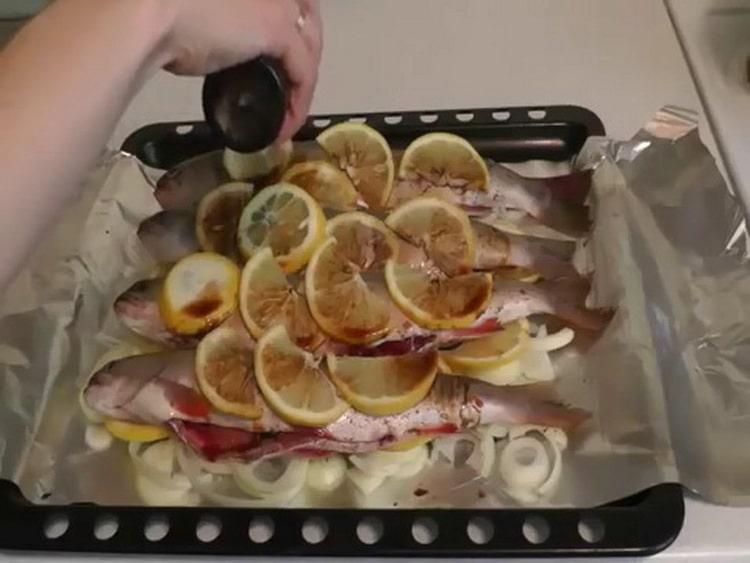 Vierta salsa de soja para cocinar char