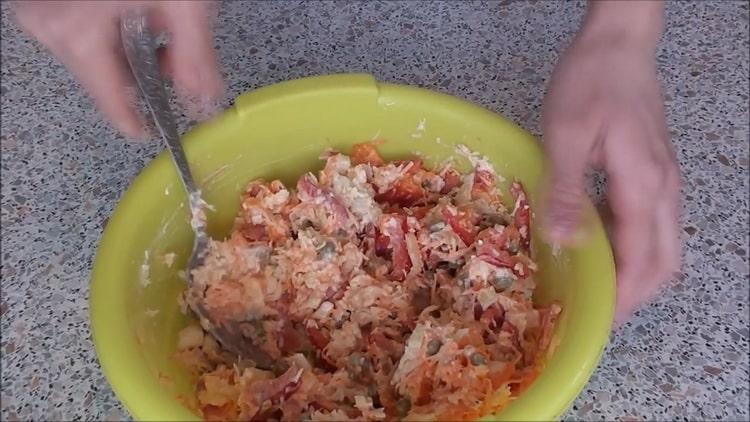 Pour cuire du poisson sous un manteau de fourrure au four, préparez la viande hachée