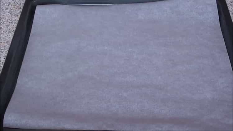 Pour préparer du poisson sous un manteau de fourrure au four, préparez un parchemin