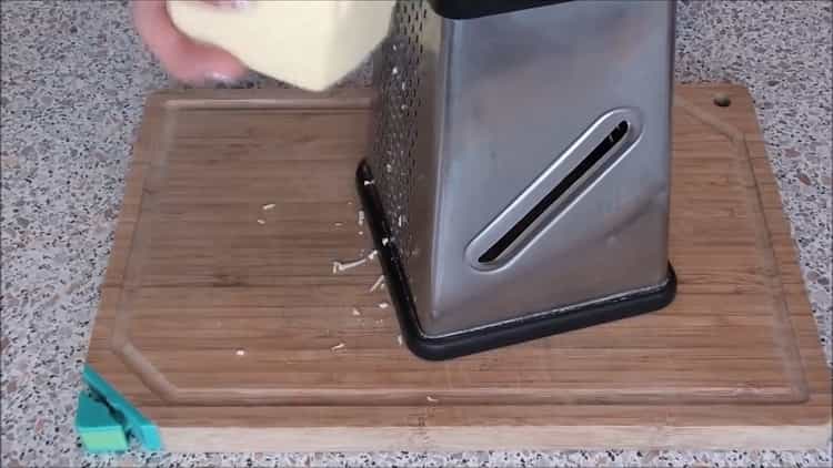 Pour préparer du poisson sous un manteau de fourrure au four, préparez les ingrédients