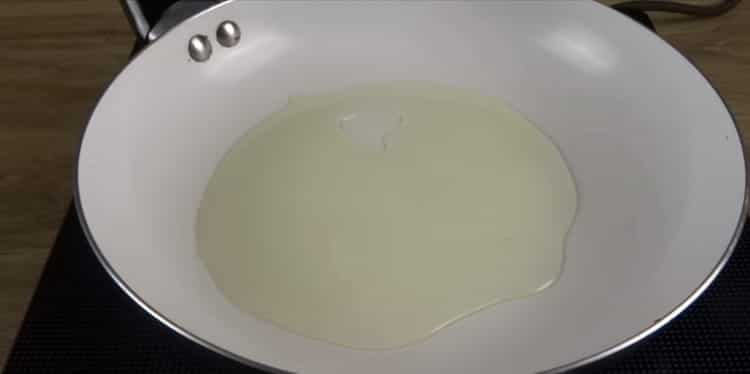 Pentru a găti pește și cartofi la cuptor, preîncălziți tigaia