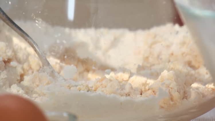 לבישול דגים עם אורז, הוסיפו את החלמונים לקמח