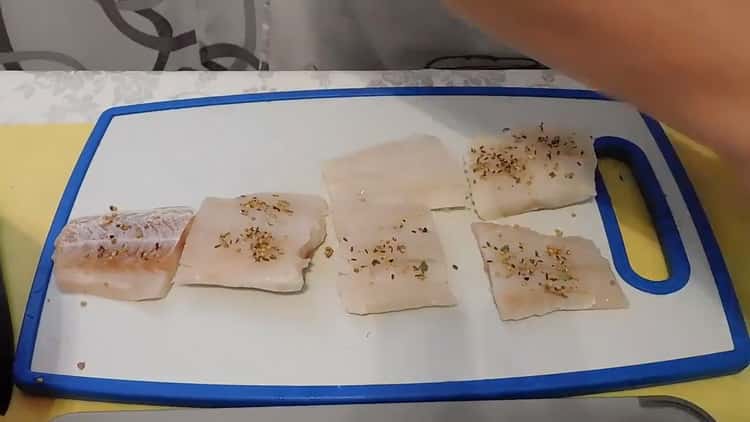Para cozinhar peixe com arroz no forno, corte o peixe