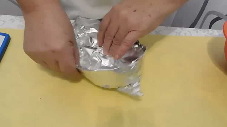 Para preparar peixe com arroz no forno, coloque os ingredientes em um molde