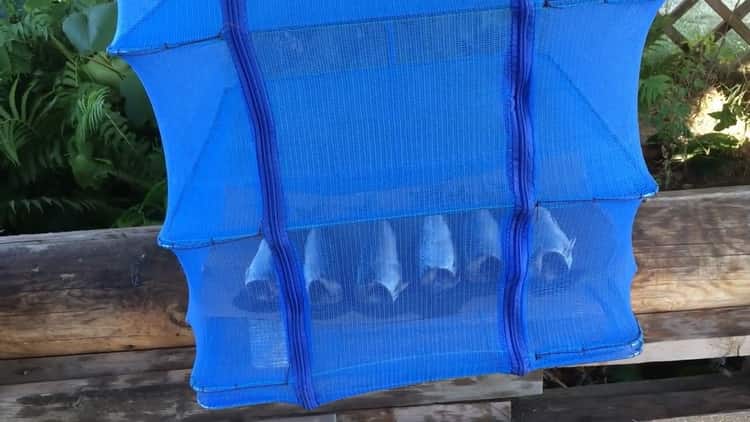 For at tilberede koldt røget fisk skal du lægge fisken i et net