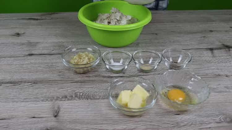 Upang ihanda ang mga cake ng isda ng cod ayon sa isang simpleng recipe, ihalo ang mga sangkap para sa paghahanda ng tinadtad na karne.