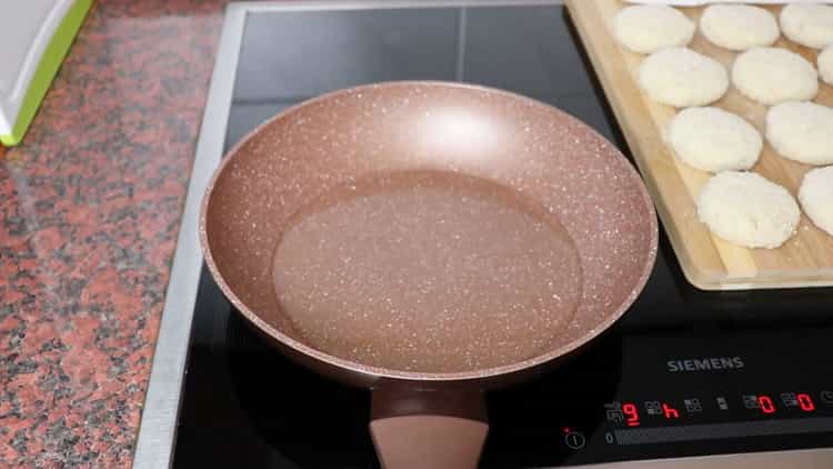 Upang ihanda ang mga cake ng isda ng bakalaw ayon sa isang simpleng recipe, painitin ang kawali