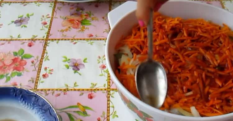 For at tilberede sild ifølge en simpel opskrift, læg ingredienserne op