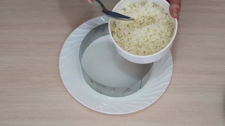 Pentru a face o salată cu avocado și somon, gătește orez