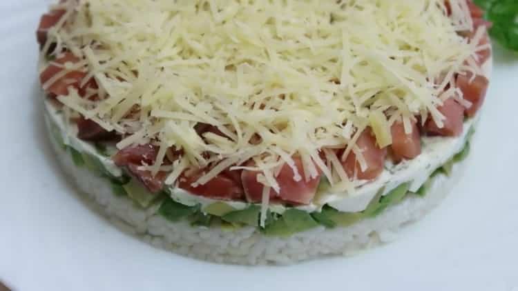 Salata de avocado delicios și somon gata