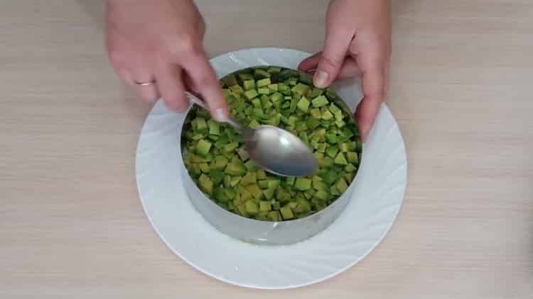 Stabiliți ingredientele pentru salată cu avocado și somon.