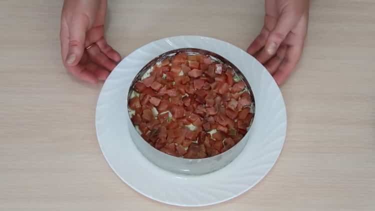 Pentru a pregăti o salată cu avocado și somon, întindeți toate straturile