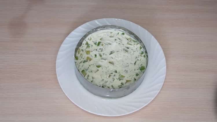 Pentru a pregăti o salată cu avocado și somon, pregătește tot ce ai nevoie