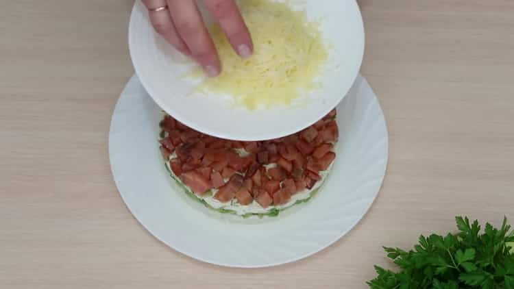 Pentru a face o salată cu avocado și somon, prăjiți brânza