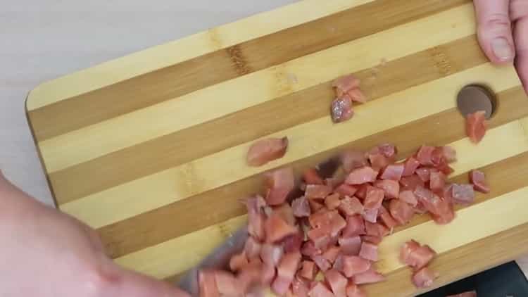 Pentru a face salată de avocado și somon, tăiați peștele