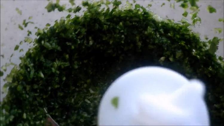 Tritureu els grells per fer satsivi de pollastre en georgià