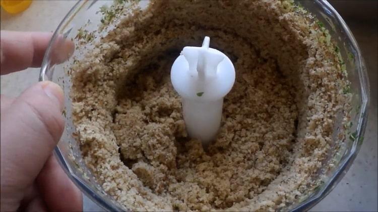 Per cuinar els satsivi de pollastre a Geòrgia, mola els ingredients per a la salsa