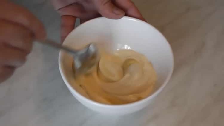 Pentru a găti somon cu cartofi la cuptor, pregătiți sosul