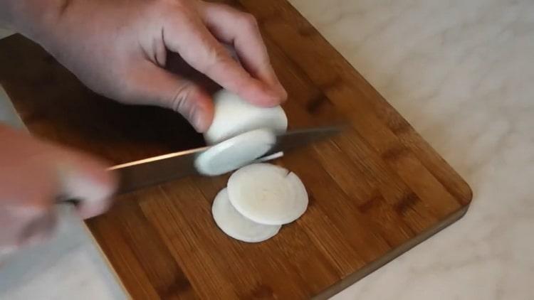 Pentru a pregăti somonul cu cartofii la cuptor, pregătiți ingredientele