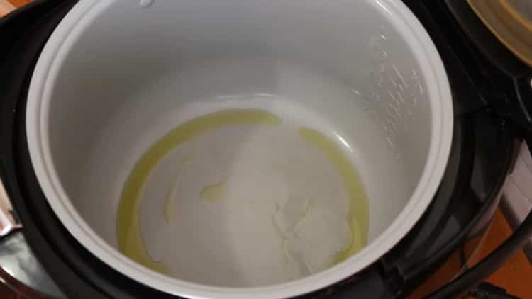 Para cocinar la caballa en una olla de cocción lenta, caliente el tazón