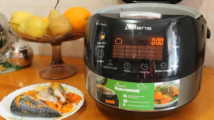 la caballa cocinada en una olla de cocción lenta está lista