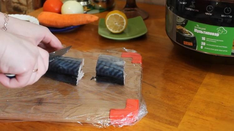 Para cocinar la caballa en una olla de cocción lenta, corte el pescado.