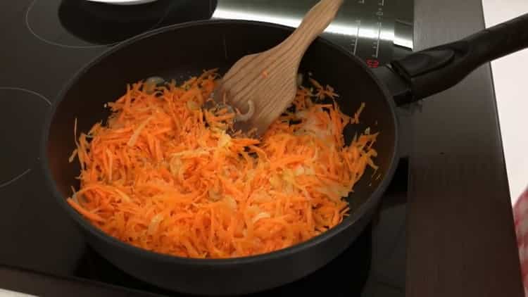 За да готвите скумрия във фолио, запържете зеленчуците